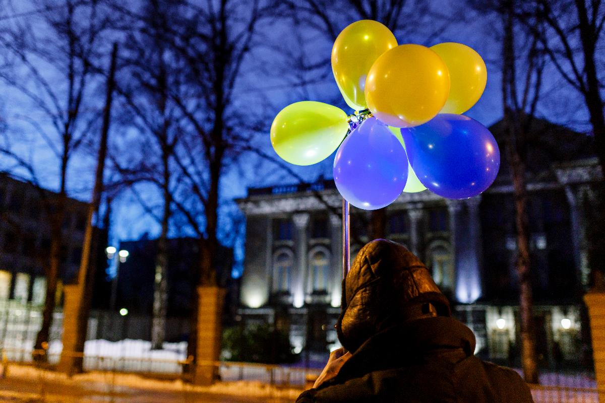 Ukrainan lipun väriset ilmapallot illan hämärtyessä. Matti Kilponen (2022), Historian kuvakokoelma, Museovirasto