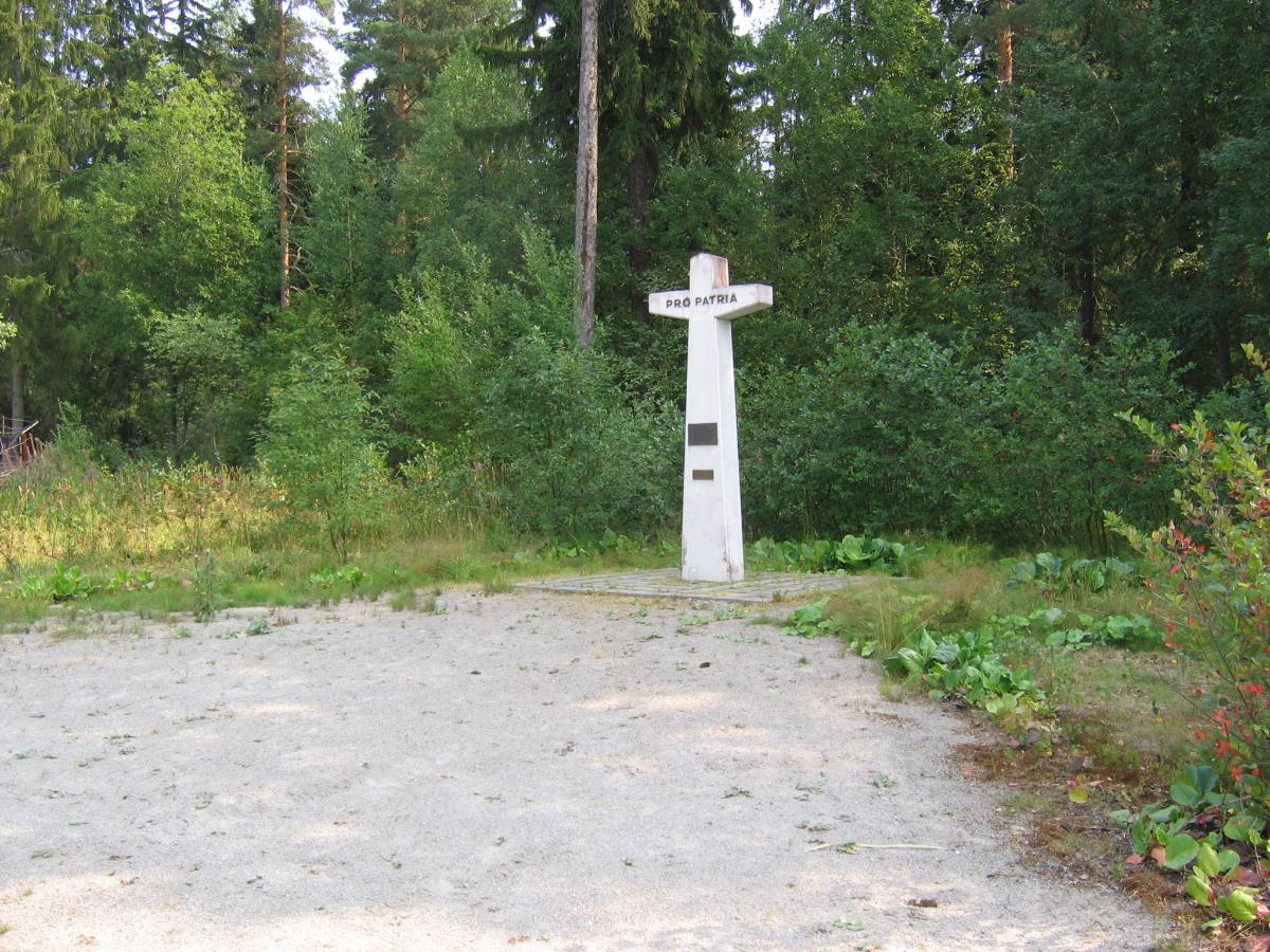 Svetogorsk, entisen Enson Vastasmäessä sijaitsevan suomalaisen sankarihautausmaan Pro Patria -muistomerkki. Imatran kaupunginmuseon kuva-arkisto. FINNA