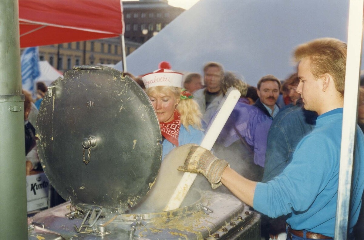 Ammattiyhdistysliikkeen suurmielenosoitus Senaatintorilla vuonna 1991. Soppatykki. Kuva: Jukka Hakola. Kansanarkisto. Finna